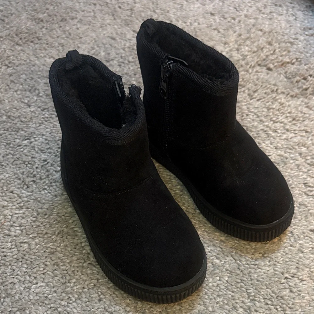Cat & Jack Arlo Black fleece tall Kids Boots size 6 little person  new condition